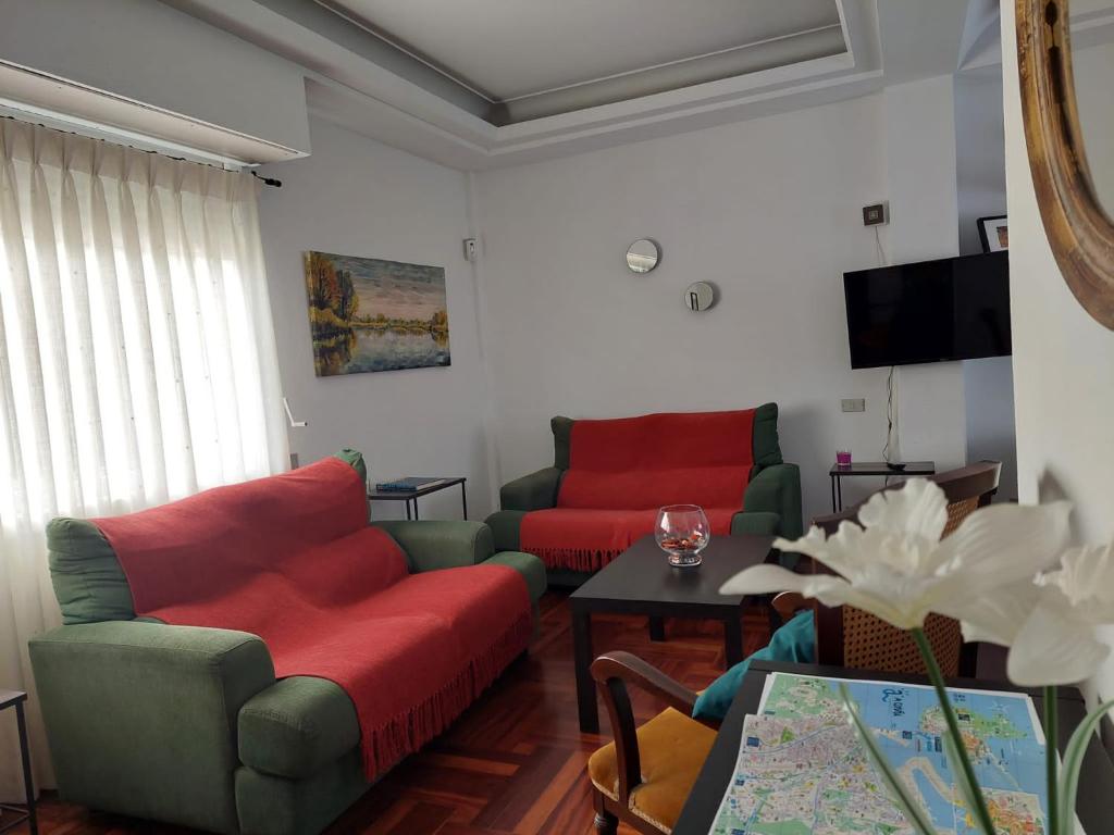 sala de estar con sofá y 2 sofás rojos en Casa céntrica. A Coruña a 200m de la playa Riazor, en A Coruña