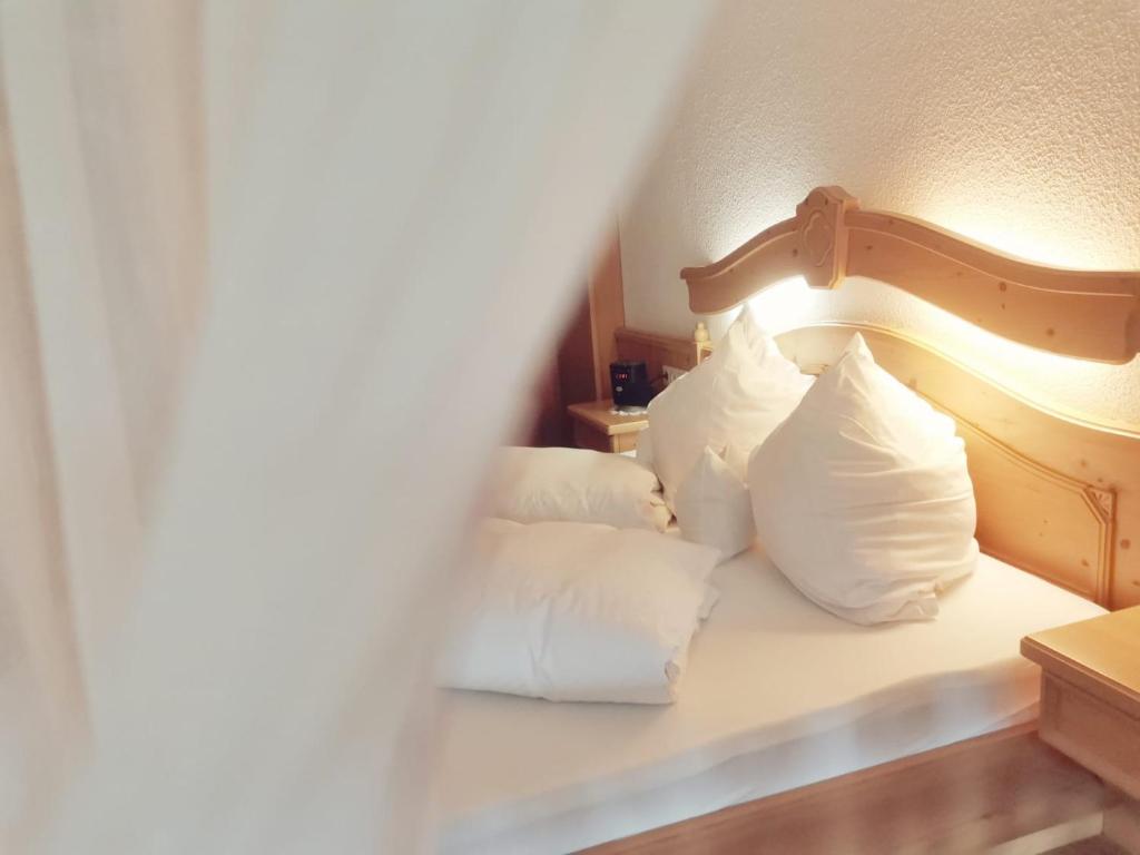 Postel nebo postele na pokoji v ubytování Hotel Dernbachtal