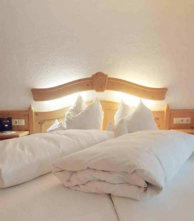 Postel nebo postele na pokoji v ubytování Hotel Dernbachtal
