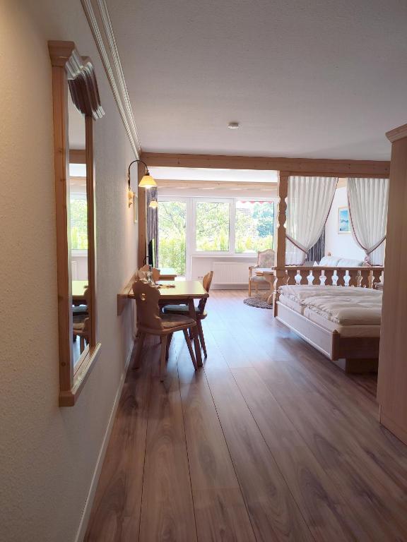 Postel nebo postele na pokoji v ubytování Hotel Dernbachtal