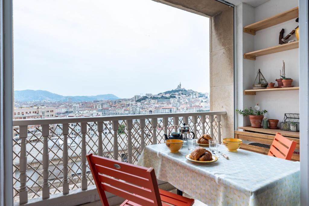 d'une table et de chaises sur un balcon avec vue. dans l'établissement BLUE BAY - superbe vue sur le Vieux Port, à Marseille