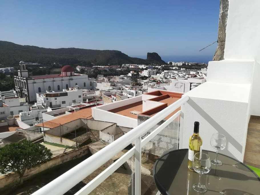 butelka wina leżąca na stole na balkonie w obiekcie Apartamentos Harizan w mieście Agaete