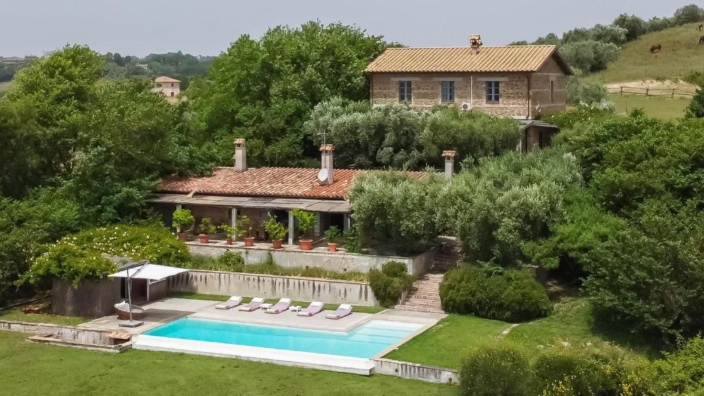 una vista aérea de una casa con piscina en Tenuta Colle Sala - Country House & Suites, en Magliano Sabina