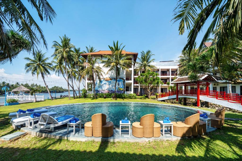 basen z leżakami i ośrodek w obiekcie River Beach Resort & Residences w Hoi An