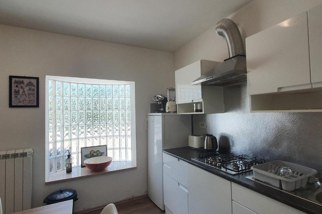 Kuchnia lub aneks kuchenny w obiekcie Relaxing apartment Gardens for max 8 persons in green central Istria