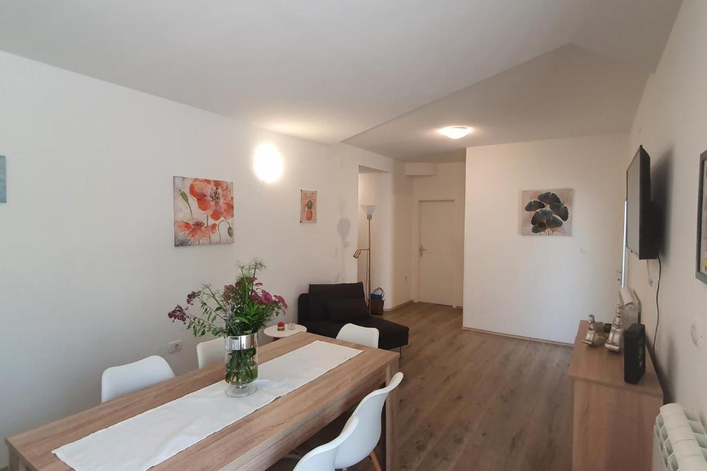 Telewizja i/lub zestaw kina domowego w obiekcie Relaxing apartment Gardens for max 8 persons in green central Istria