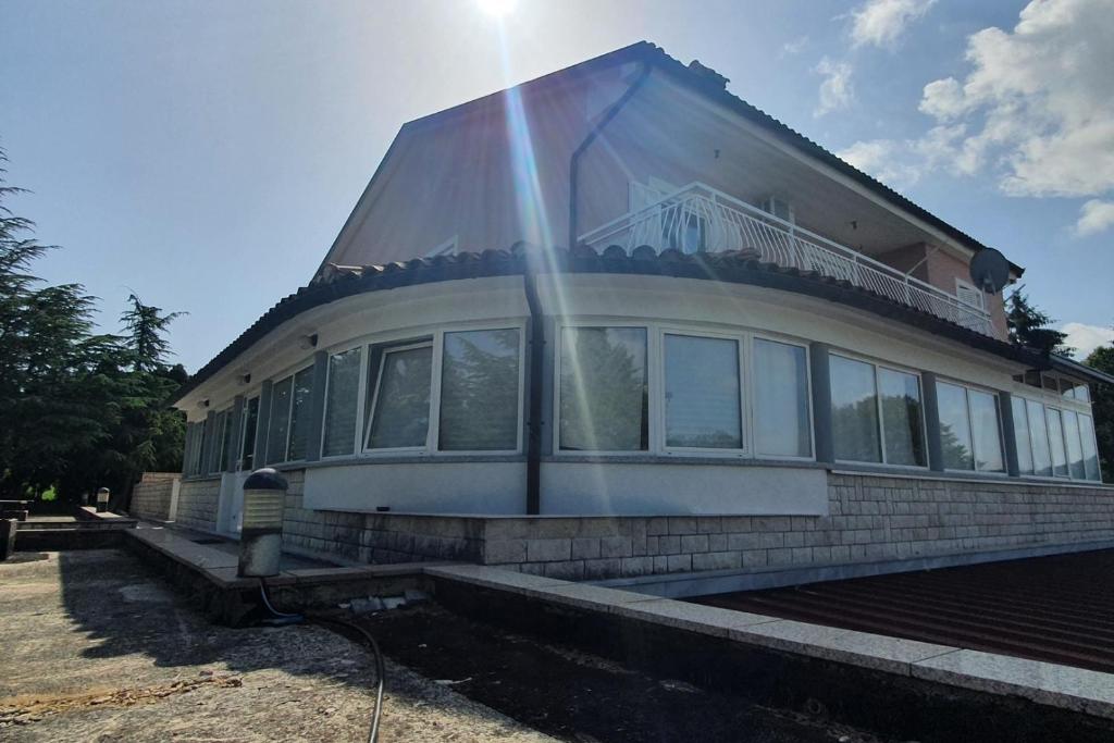 Budynek, w którym mieści się apartament
