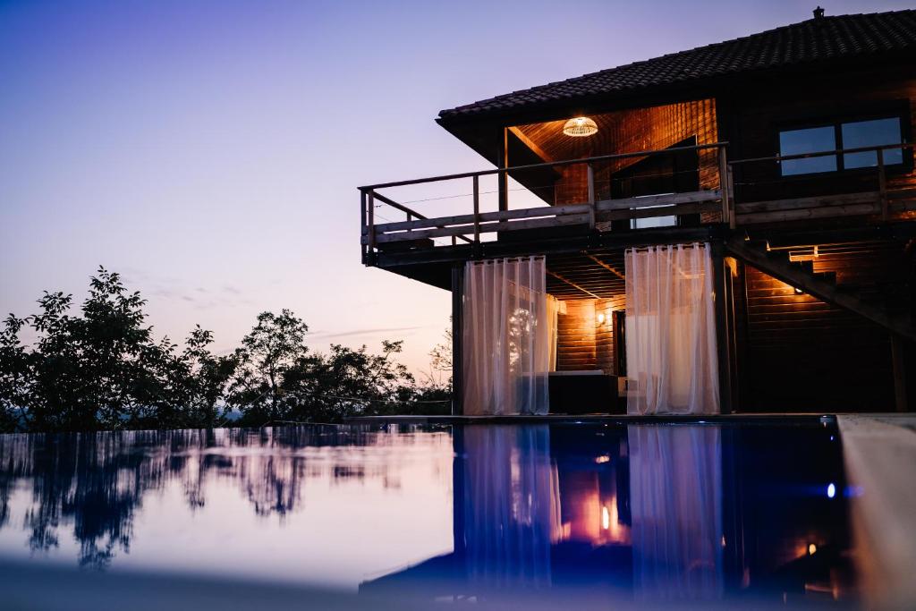 Swimmingpoolen hos eller tæt på Le Bivouac bivouacbyalain