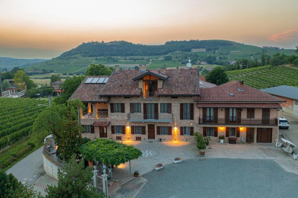 a large house with a courtyard in a vineyard at Agriturismo "Le Giustizie" in Agliano Terme