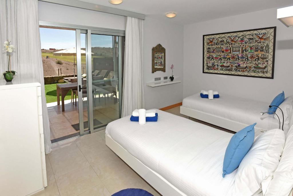 Pokój hotelowy z 2 łóżkami i balkonem w obiekcie Salobre Vista Golf 26 w mieście Maspalomas