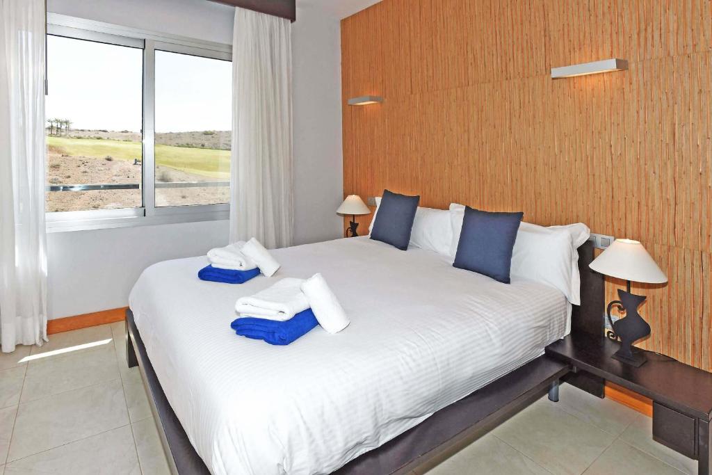 Łóżko lub łóżka w pokoju w obiekcie Salobre Vista Golf 26