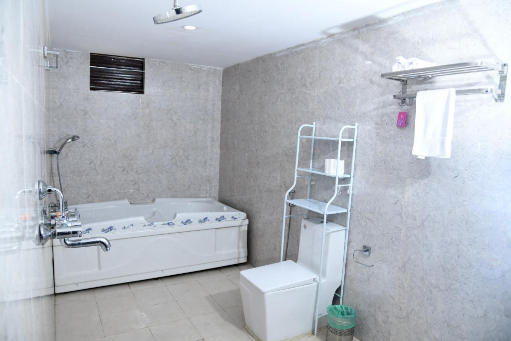 Koupelna v ubytování Hotel Airport Deepshree