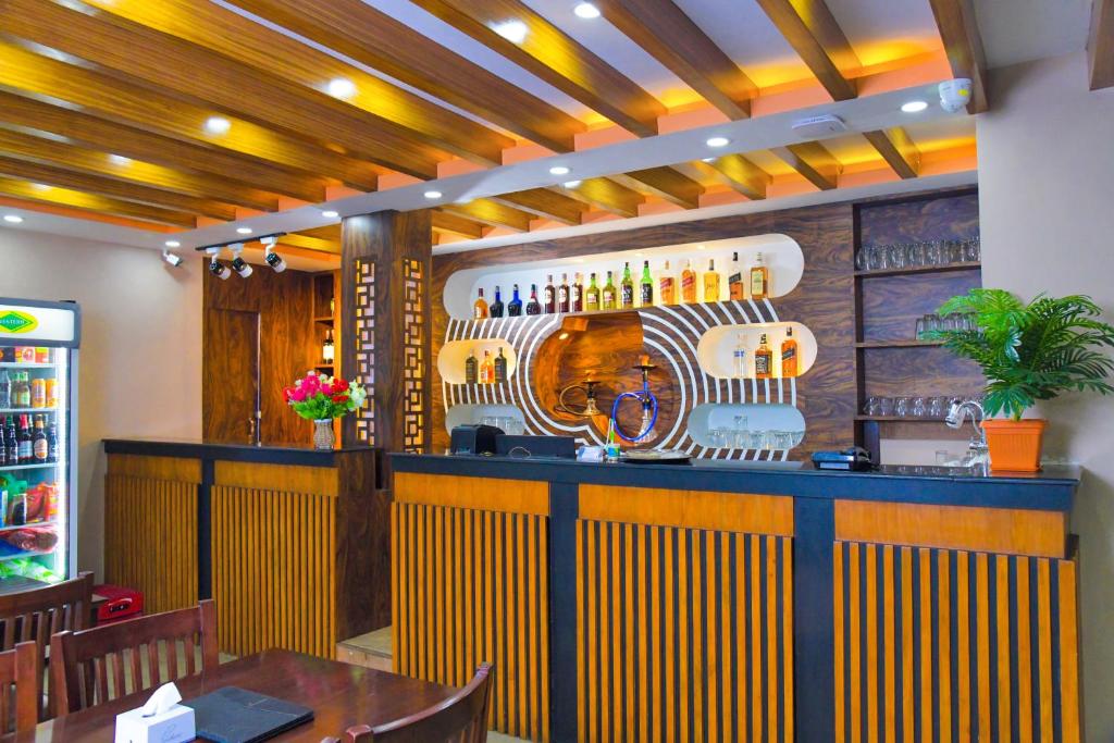 Lounge nebo bar v ubytování Hotel Airport Deepshree