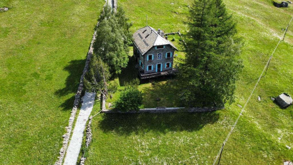 an aerial view of a house in a field with trees at Il Cortese in Chiareggio