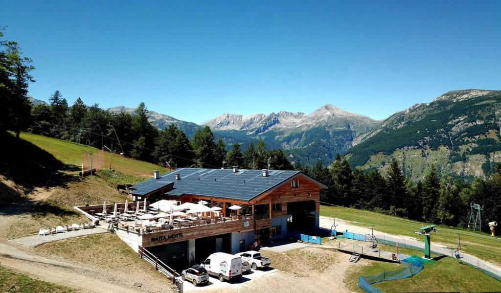 eine Luftansicht eines Hauses mit Bergen im Hintergrund in der Unterkunft Rifugio Baita Motti in Domodossola