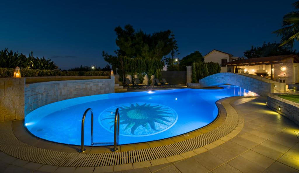 Basen w obiekcie Artdeco Luxury Suites lub w pobliżu