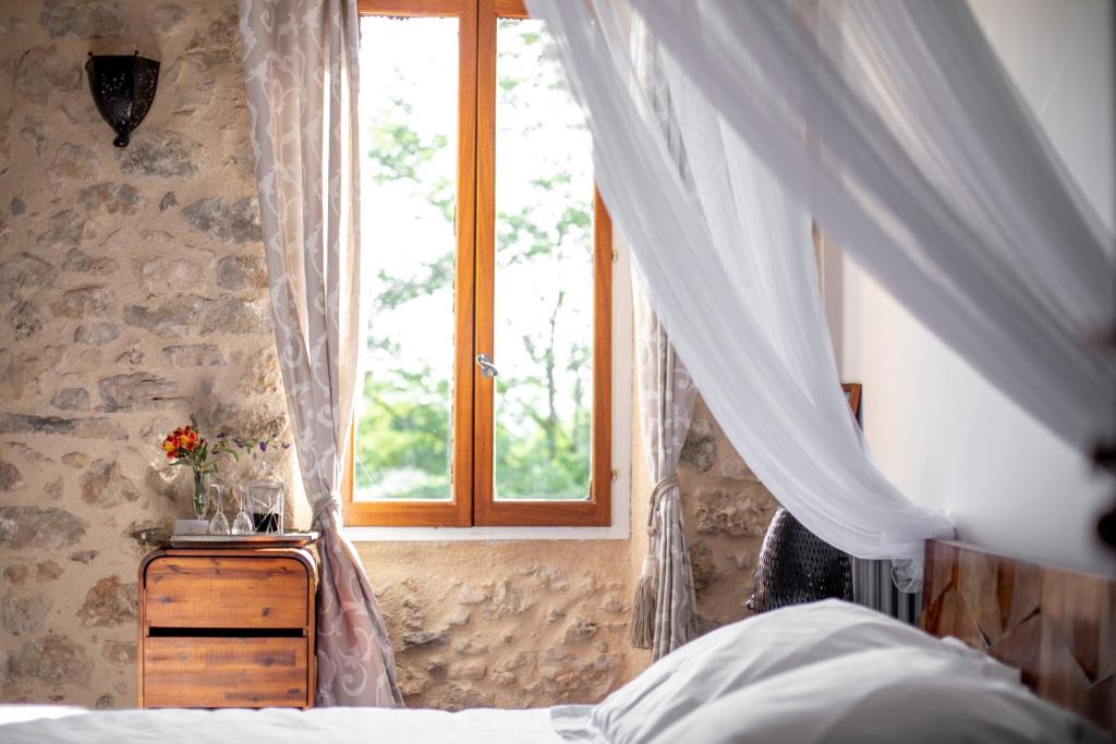 Postel nebo postele na pokoji v ubytování Le Mas des Romarins, FAYENCE