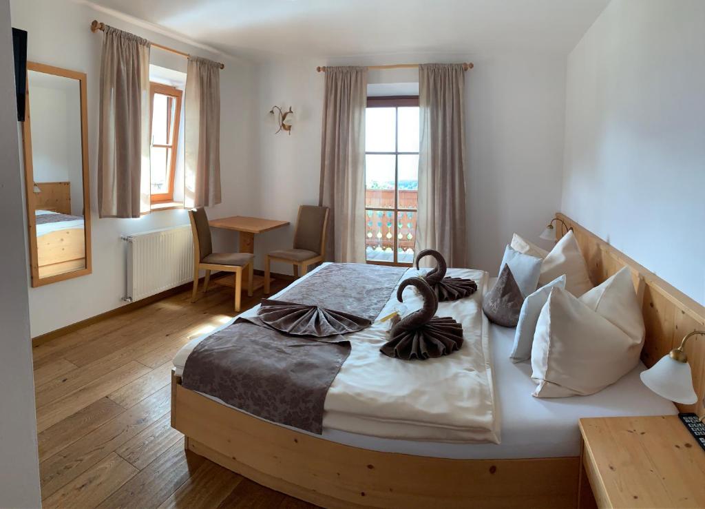 Postel nebo postele na pokoji v ubytování Gasthaus Bad Siess