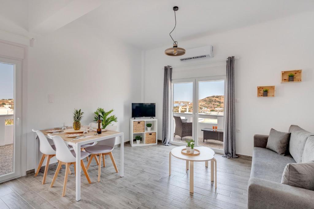 uma sala de estar com um sofá e uma mesa em Cactus Guesthouse, Κίνι Συρος em Kinion