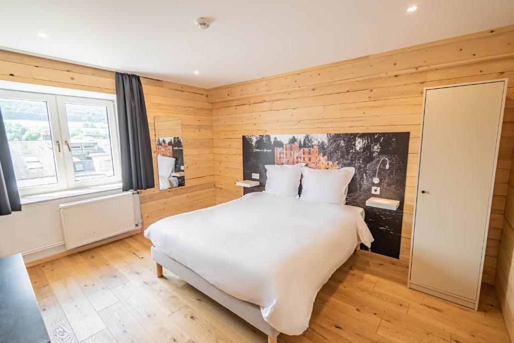 Postel nebo postele na pokoji v ubytování Esplanade Hotel