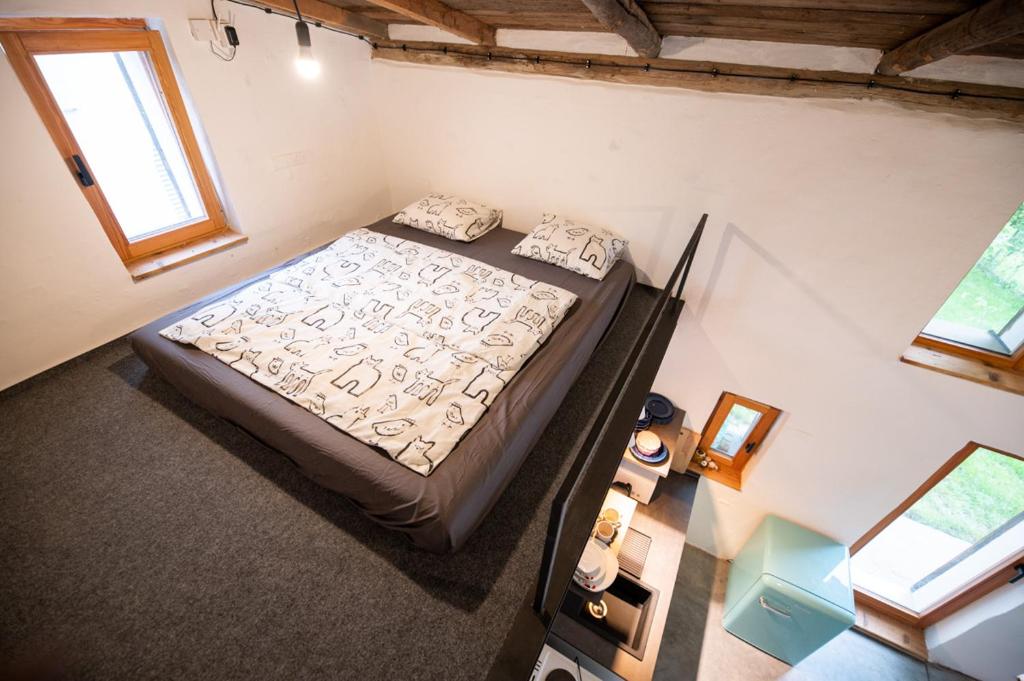Postel nebo postele na pokoji v ubytování Tiny House, podkrovní apartmán a apartmán s výhledem do zahrady