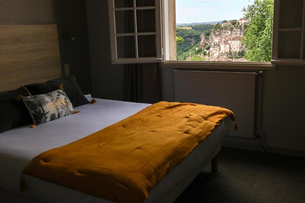 Postel nebo postele na pokoji v ubytování Hostellerie Bellevue