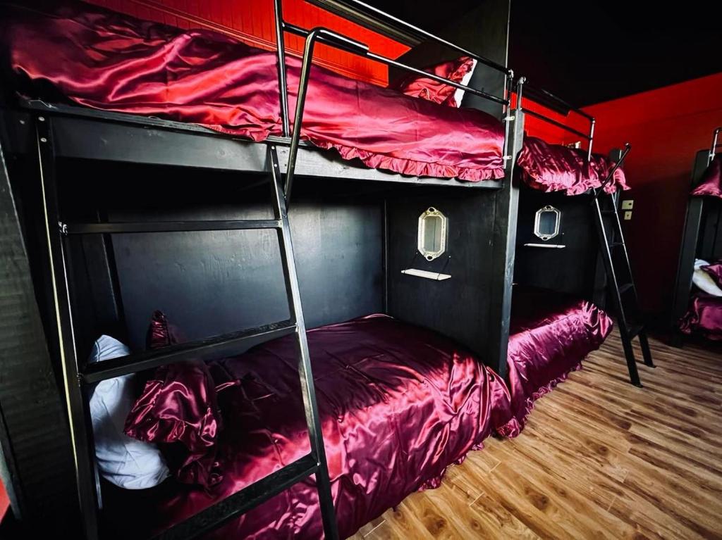 Dviaukštė lova arba lovos apgyvendinimo įstaigoje Auberge Du Bon Yeu