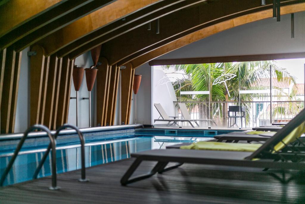 Stolní tenis v ubytování Hotel Ponta Delgada nebo okolí