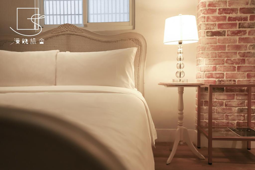 Postel nebo postele na pokoji v ubytování Slow Town Hotel-Reel