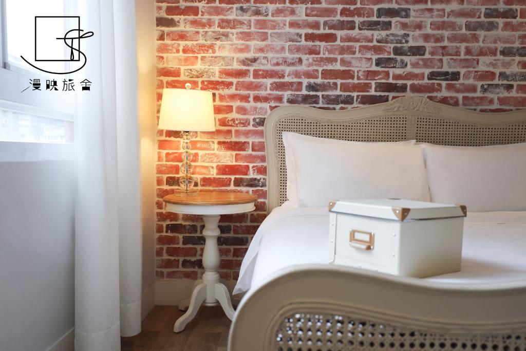 Postel nebo postele na pokoji v ubytování Slow Town Hotel-Reel
