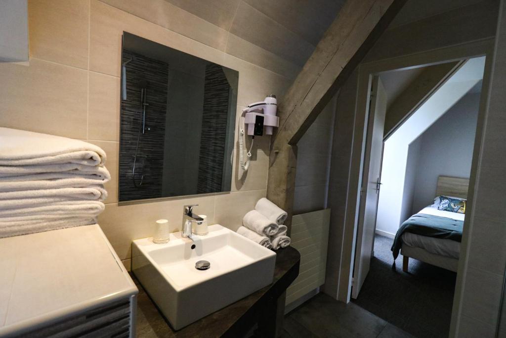 Postel nebo postele na pokoji v ubytování Hostellerie Bellevue