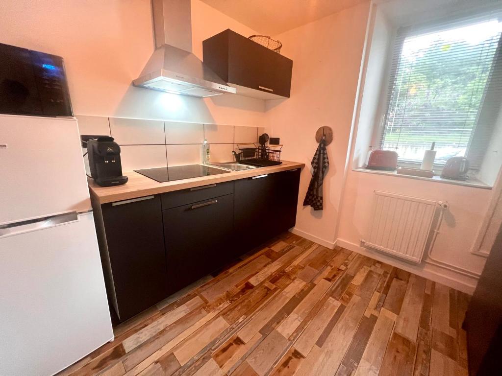 Kuchyňa alebo kuchynka v ubytovaní LoveRoom avec SPA privatif Plélo