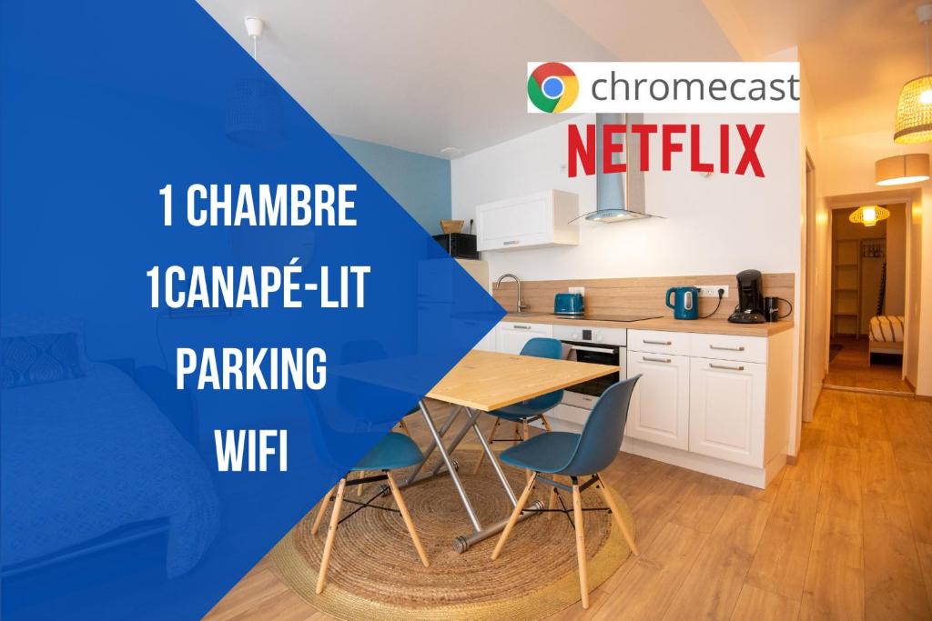 une cuisine avec une table et des chaises dans une pièce dans l'établissement Les Songes de la Tour, à Vermenton