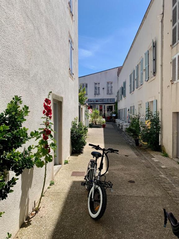 圣马丹德雷Île de Ré - T3 avec sublime vue mer - 80m2 - 4 à 6 pers的停在大楼旁边的街道上的自行车