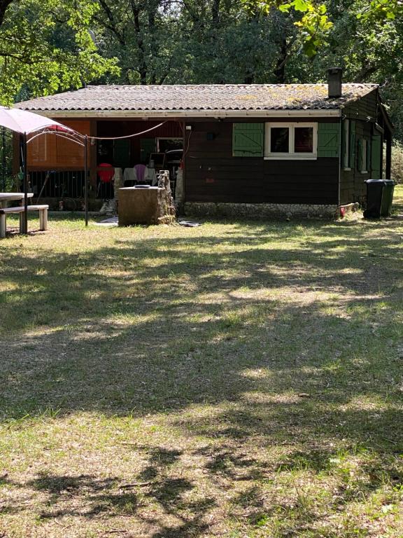 Zdjęcie z galerii obiektu Uniquement pour les amoureux de la Nature, Charmant bungalow entre océan, estuaire et vignes, toutous bienvenue w mieście Saint-Vivien-de-Médoc