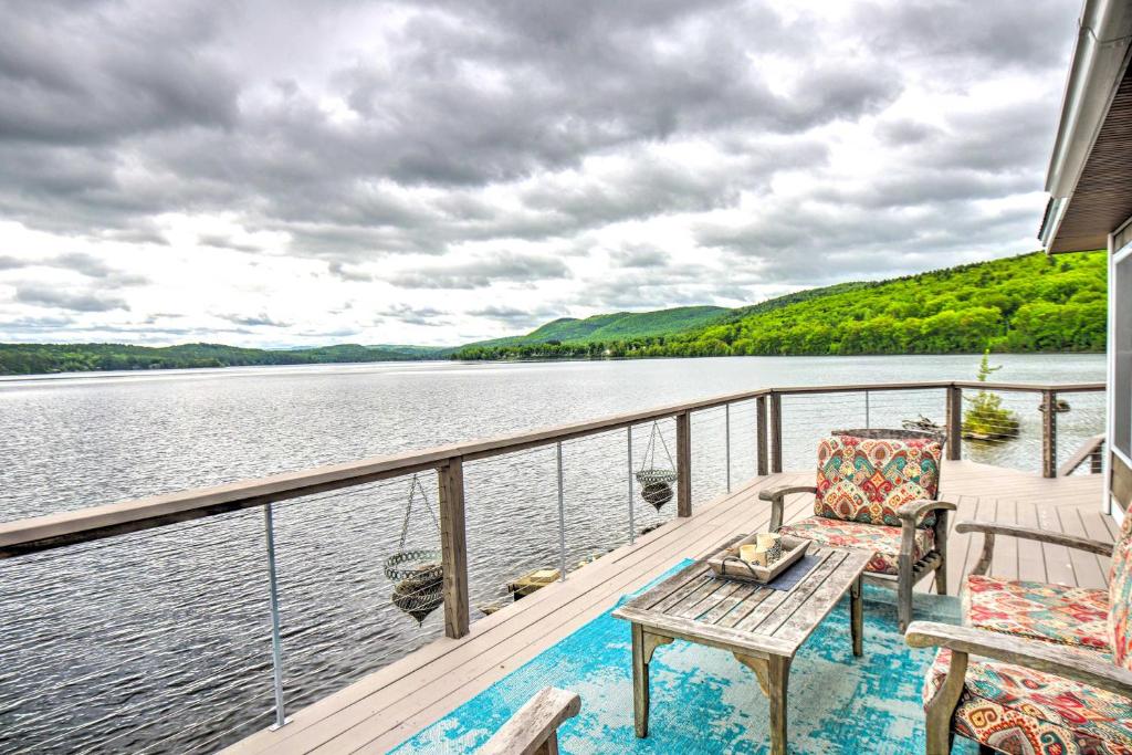 Imagen de la galería de Stunning Enfield Home with Deck and Boat Dock!, en Enfield