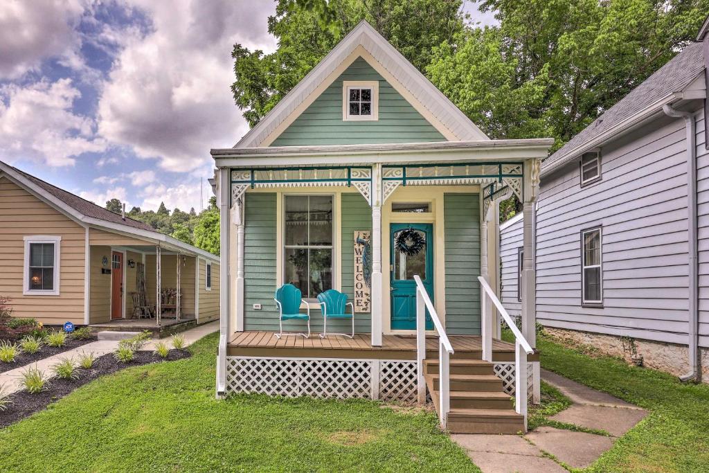 ein Haus mit einer Veranda mit blauen Stühlen darauf in der Unterkunft Historic Madison Retreat - 1 Mi to Ohio River in Madison