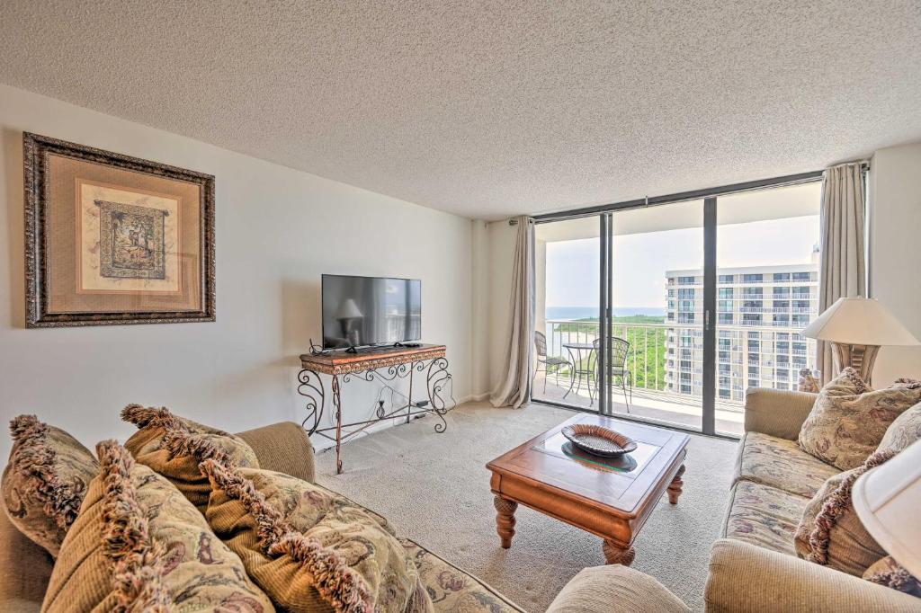 sala de estar con sofá y TV en Beachfront Marco Island Condo with Pool Access! en Marco Island