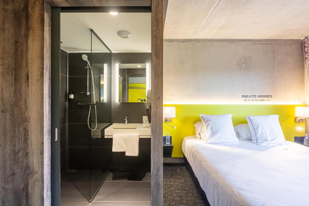 Postel nebo postele na pokoji v ubytování Lorraine Hôtel Nancy Ouest - Laxou
