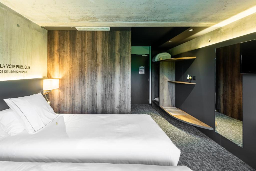 Postel nebo postele na pokoji v ubytování Lorraine Hôtel Nancy Ouest - Laxou