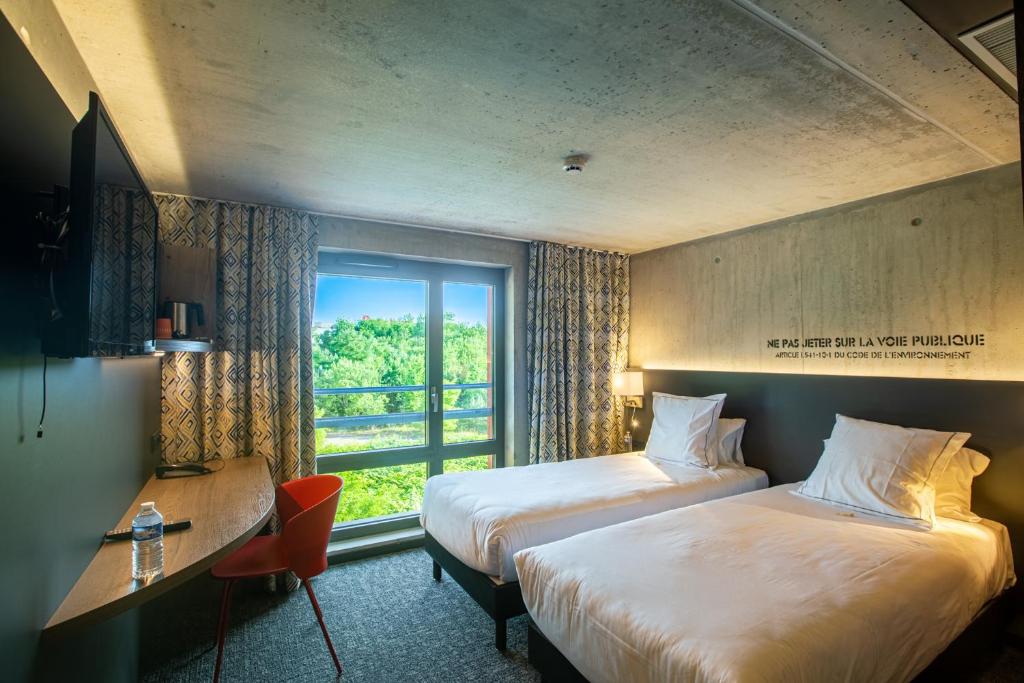 Postel nebo postele na pokoji v ubytování Lorraine Hôtel Nancy Ouest - Laxou