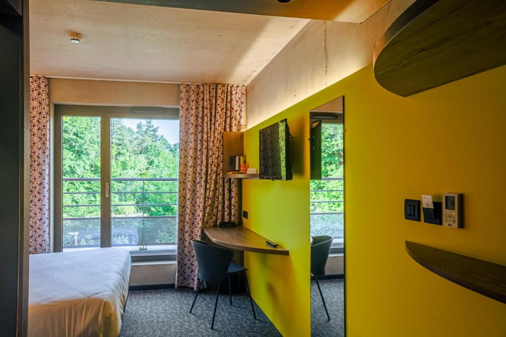 Postel nebo postele na pokoji v ubytování Lorraine Hôtel Nancy Ouest - Laxou