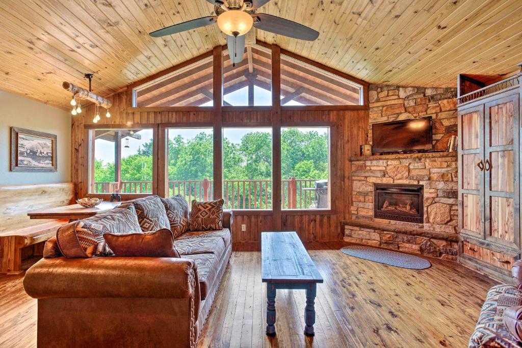 Beautiful Country Cabin on Crooked Creek Farm!, Carnegie (updated