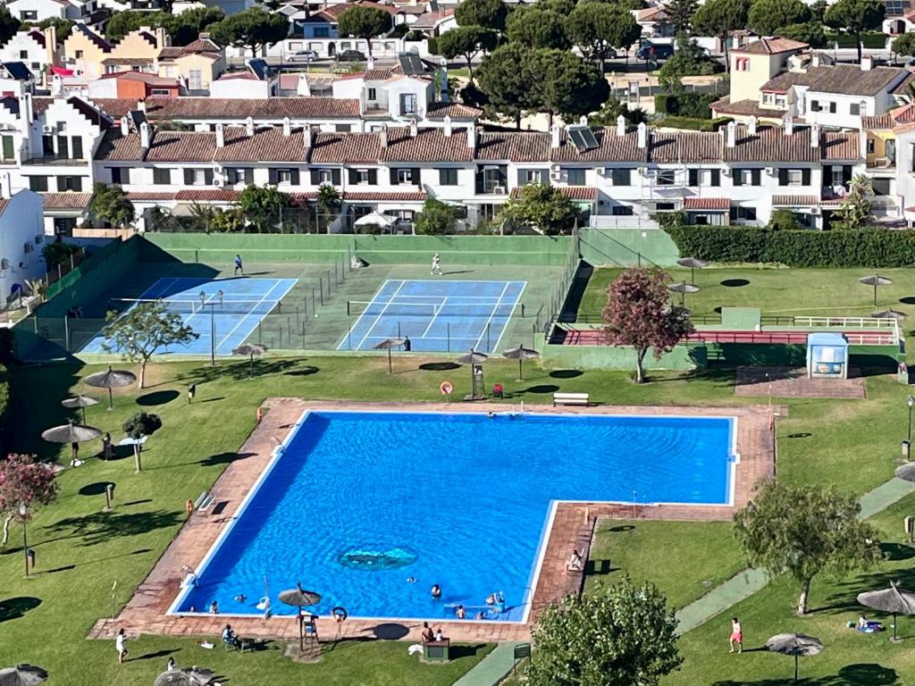 Bazén v ubytování GATU Villa Soleá parking, piscina, pistas tenis, playa de Valdelagrana " Preferente mayores de 25 años y familias " nebo v jeho okolí