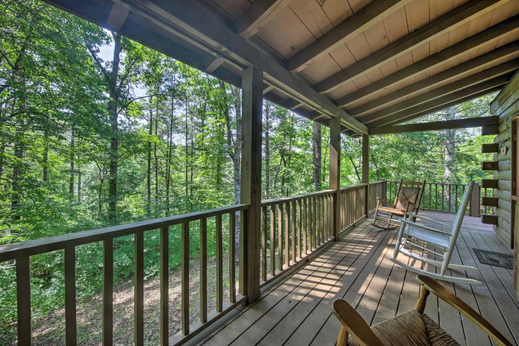 una veranda schermata con due sedie e una panca di Lush Marble Cabin Rental with Deck, Fire Pit and Grill a Marble