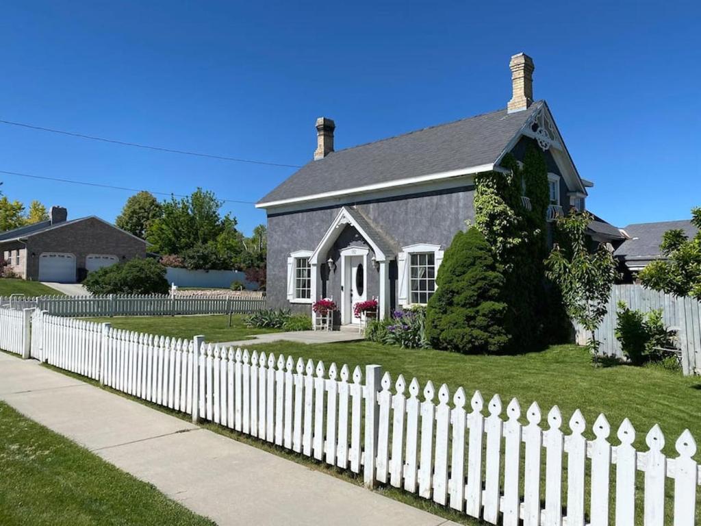 Charming Historic Payson Home Built 1875 - Housity