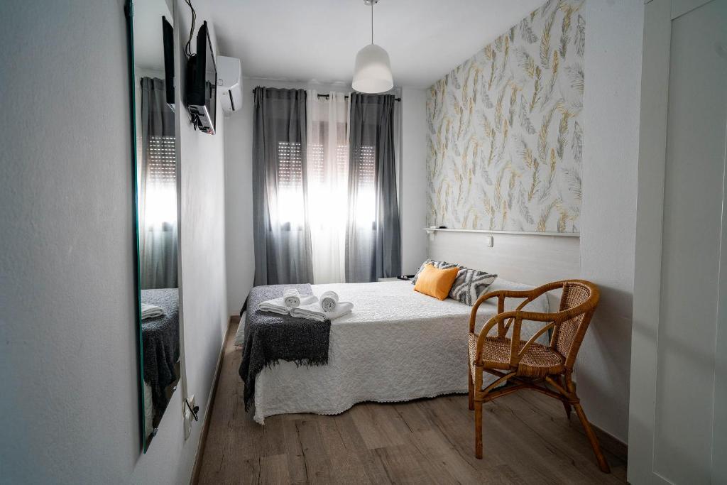 Postel nebo postele na pokoji v ubytování Hostal Plaza de Italia