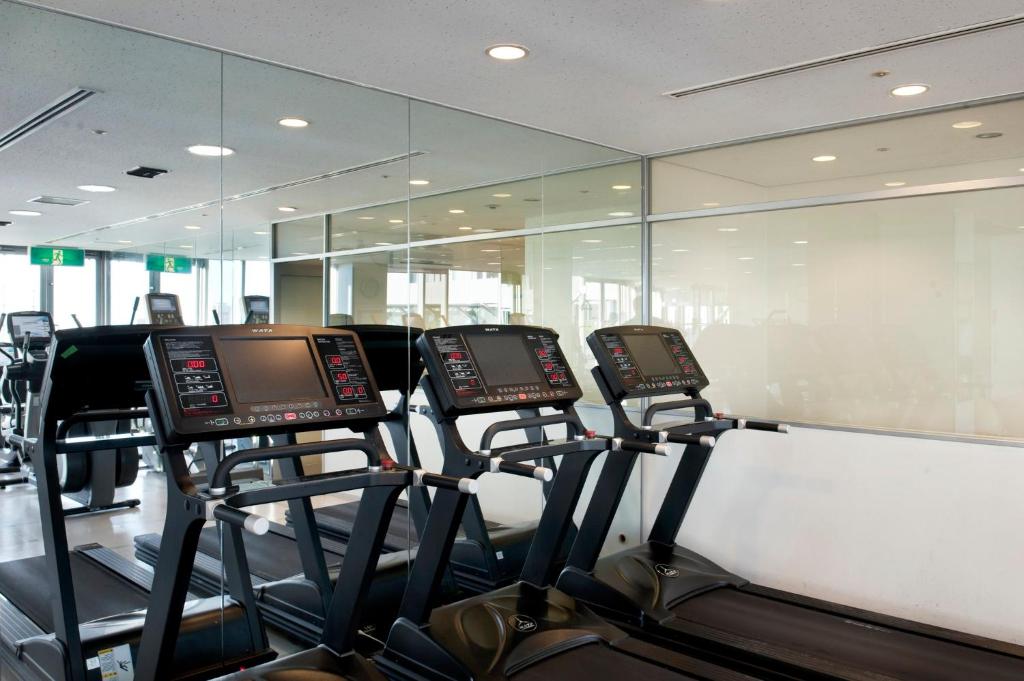 ANA Crowne Plaza Kobe, an IHG Hotel في كوبه: صالة ألعاب رياضية مع العديد من آلات القلب في الغرفة
