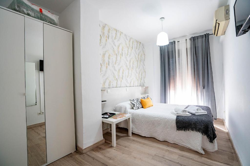 Postel nebo postele na pokoji v ubytování Hostal Plaza de Italia