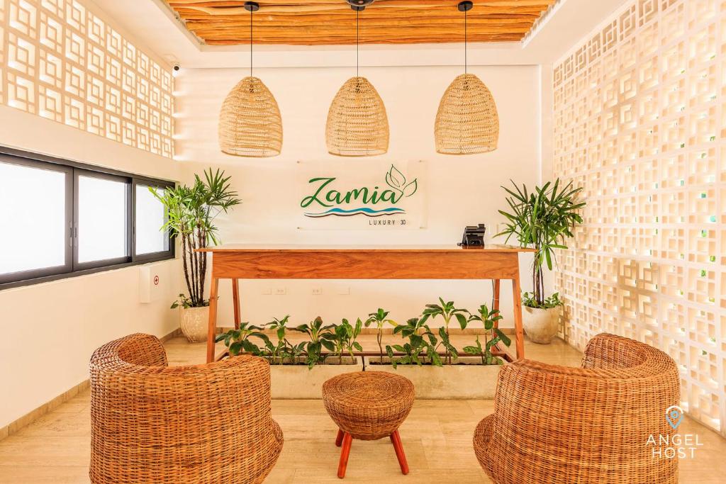 Posezení v ubytování Chic Condotel with Roof Pool 10-Min Walk to Beach